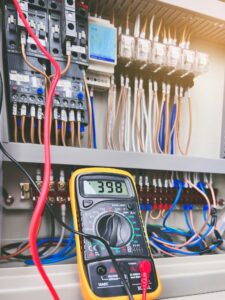 Maintenance electric power control, Multimeter check and measurement on line power, voltage and curr
